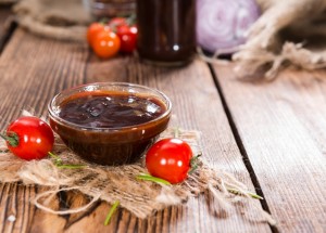 Domácí BBQ omáčku připravíte ve třech jednoduchých krocích. Grilované maso bude díky ní dokonalé