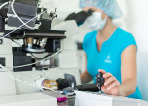 Jak probíhá vyšetření plodnosti na reprodukční klinice? Nezbytné je vždy vyšetření celého páru