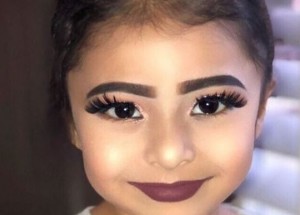 Instagram pobouřila fotografie nalíčené holčičky, kterou sdílela beauty bloggerka Fera Mirza. Nic se nemá přehánět, shodují se lidé