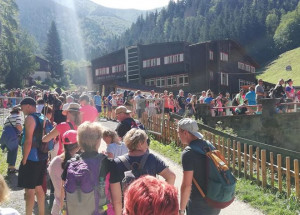 Vysoké Tatry praskají ve švech, dokazují fotky a videa na sociálních sítích. Čekají vás dlouhé fronty i problémy s parkováním