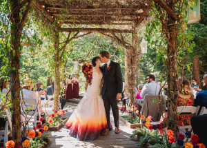 Svatební šaty s pestrobarevnou sukní: Tento netradiční svatební trend si zamilovaly tisíce žen z celého světa