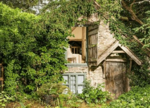 Chalupa Wishbone Cottage z 16. století vypadá zchátrale a opuštěně. Uvnitř se však ukrývá útulné bydlení