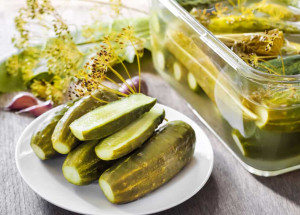 Kvašáky z okurek milovaly už naše babičky. Tato letní pochoutka je plná probiotických kultur