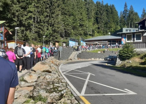 Dlouhé fronty vás čekají i během dovolené v Česku. Lidé se štosují pod Sněžkou nebo u pramene Vltavy
