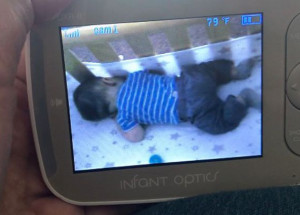 Rodiče si na monitoru chůvičky všimli paranormálního jevu. Lidé tvrdí, že jejich miminko má svého anděla strážného