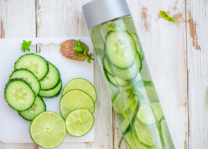 Okurková limonáda osvěží i v největších vedrech. Stačí přidat med, limetku a dokonalý letní nápoj je na světě