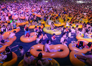 Aquapark v čínském Wu-chanu zaplavily o víkendu tisícovky lidí. Žádné roušky ani rozestupy, Západ nevěřícně kroutí hlavou