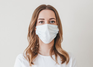 Roušky si opět nasadíme 1. září. Nutností budou v obchodech, restauracích či kadeřnictvích, bez nich se obejdeme v posilovně a bazénu