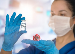 Vakcína proti koronaviru bude na trhu do Vánoc, tvrdí čínský farmaceutický gigant Sinopharm. Vyjde nás na 3 tisíce korun