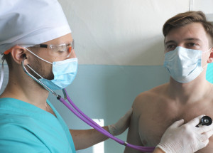 Nemocí Covid-19 se můžete nakazit dvakrát. Potvrzuje případ muže z Hongkongu, který je pozitivní na jiný kmen koronaviru