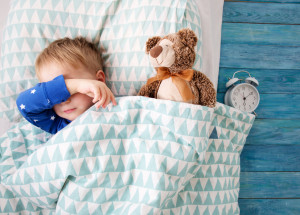 Jak zvládnout ranní vstávání a vypravování dětí do školy. Stresu a shonu předejdete díky příjemným rituálům