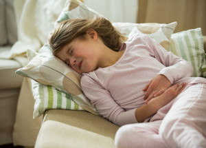 Příznaky koronaviru u dětí: Covid-19 se u nich projevuje průjmem, zvracením i křečemi v břiše, tvrdí severoirští vědci