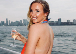 Zamilovaná dívka Kate Lefler dva roky hledala lásku z baru. Když pana neznámého našla, přišlo obrovské zklamání