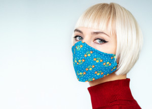 Jak se starat o pleť pod rouškou: Zřekněte se make-upu a tvář si čistěte několikrát za den