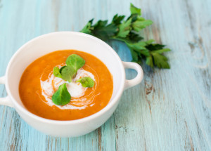 Krémová polévka z pečené zeleniny chutná skvěle. Dodá také vitaminy a zahřeje