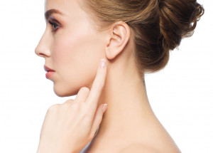 Malá dírka nad uchem je genetickou zvláštností. Má ji zlomek populace a dle evolučních biologů jde o pozůstatek žaber