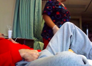 Ukryli v domově důchodců kameru. To, co natočili za zvěrstvo, jen jen pro silné povahy...