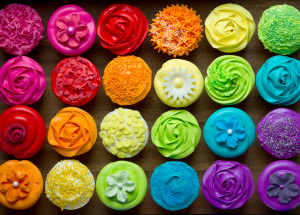 Přírodní potravinářská barviva bez éček vyrobíte z ovoce i zeleniny. Upečte si a uvařte ve všech barvách duhy