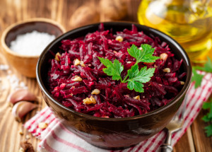Salát z červené řepy s cibulí a ořechy