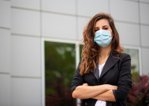 Povinnost nosit roušky venku začíná platit ve středu 21. října. Výjimku mají členové jedné rodiny nebo lidé při sportování