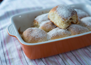 Babiččiny kynuté buchty s povidly nebo tvarohem. Čerstvé vám vydrží až tři dny