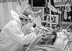 Den na covidovém oddělení Fakultní nemocnice Brno. Fotoreportér Patrik Uhlíř veřejně ukázal realitu boje s koronavirem