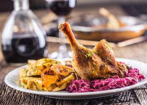 Znáte všechny svatomartinské tradice? Svatý Martin přijíždí na bílém koni 11. 11., nesmí chybět husa, rohlíčky ani víno