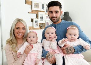 Britští manželé počali přirozenou cestou trojčata. K odlišení svých holčiček používají lak na nehty