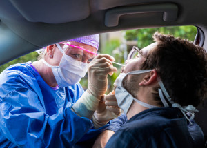 Plošné testování v Česku proběhne během prosince, tvrdí premiér Babiš. První na řadu mají přijít učitelé, od 18. prosince zbývající občané