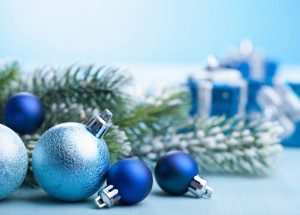 Barvou Vánoc 2020 je klasická modrá. Nadčasový modrý odstín sluší vánočnímu stromečku i sváteční tabuli