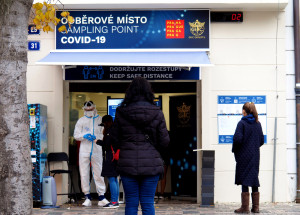 Česko je krůček od 4. stupně protiepidemického systému PES. Zda zavřou restaurace, obchody či kadeřnictví, rozhodne vláda