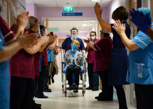 První člověk očkovaný proti koronaviru v Evropě: Vakcínu Pfizer a BioNTech dostala ve Velké Británii 90letá žena