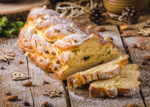 Pečení vánočky si můžete zjednodušit. Připravte si těsto na vánočku v domácí pekárně a upleťte ji z devíti pramenů