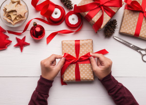 Jak zabalit vánoční dárek snadno a rychle? Tajemství je v ohýbání rohů balicího papíru do tvaru dopisní obálky