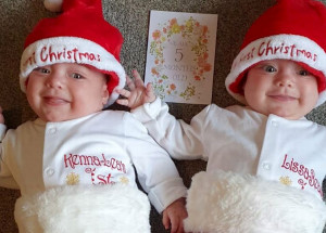 Dvojčata se v červenci narodila s koronavirem. Po dlouhé hospitalizaci si doma užijí své první Vánoce