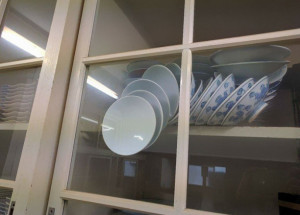 Jak dostat talíře ze skříně, aby se nerozbily? Zoufalá žena žádala na Facebooku ostatní o radu