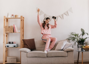 Módní trendy roku 2021. Do popředí se dostávají zemité barvy a vrací se teplákové soupravy
