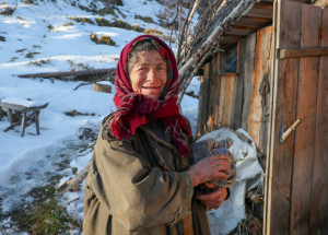 Ruský miliardář zaplatil nejosamělejší ženě na světě nový domov. Agafya Lykova žije v horách na Sibiři přes 70 let