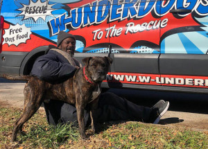 Bezdomovec Keith Walker zachránil z hořícího útulku všechna opuštěná zvířata. Má srdce na pravém místě