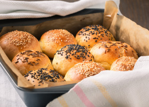 Upečte si domácí houstičky. Po ochutnání nebudete chtít jiné