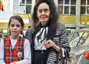 Vzpomínáte na ženu, která porodila v 66 letech? Rumunka Adriana Iliescu má nyní 82 let a je skvělou matkou