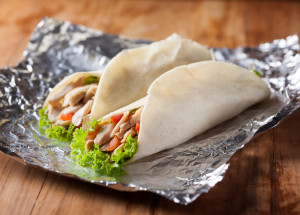 Alobal má matnou a lesklou stranu. Spousta lidí jej při vaření a balení jídla používá špatně