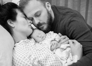 Proč se tato krásná rodina na fotce neusmívá? Pravý důvod vás dojme k slzám