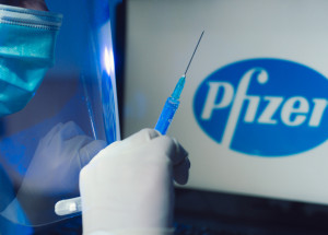 Očkování proti koronaviru v Izraeli: 14 dnů po první dávce vakcíny Pfizer a BioNTech pokleslo riziko nákazy koronavirem u očkovaných o 50 procent