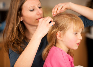 Holčička měla ve vlasech tisíce vší. Šokující video, které láme rekordy na TikToku, je jen pro silné povahy