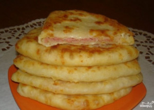 Kefírové placičky se sýrem a šunkou. Rychlá a jednoduchá večeře