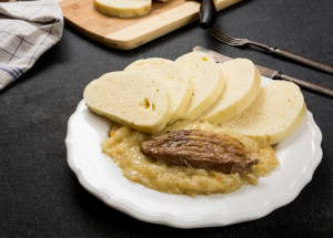 Tučný čtvrtek patří k vrcholům masopustu. Dle tradice si v tento den dejte vepřo knedlo zelo