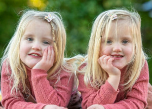 Jednovaječné britské holčičky Leah a Erin jsou zrcadlová dvojčata. V čem jsou výjimečné?
