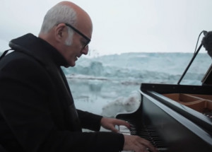 Úžasný koncertní sál vytvořený matkou přírodou. Pianista zahrál svou skladbu na Arktidě
