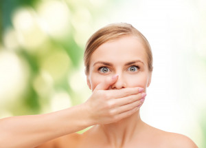 Zápach z úst po ránu trápí spoustu z nás. Víme, jak se jej zbavit